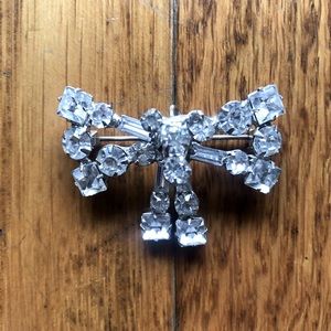 Authentic great condition vintage rhinestone mini bow pin or broach